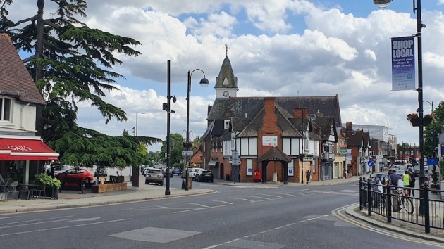 Loughton, Essex - 28 minutes from the City / Bank station on the Central Line